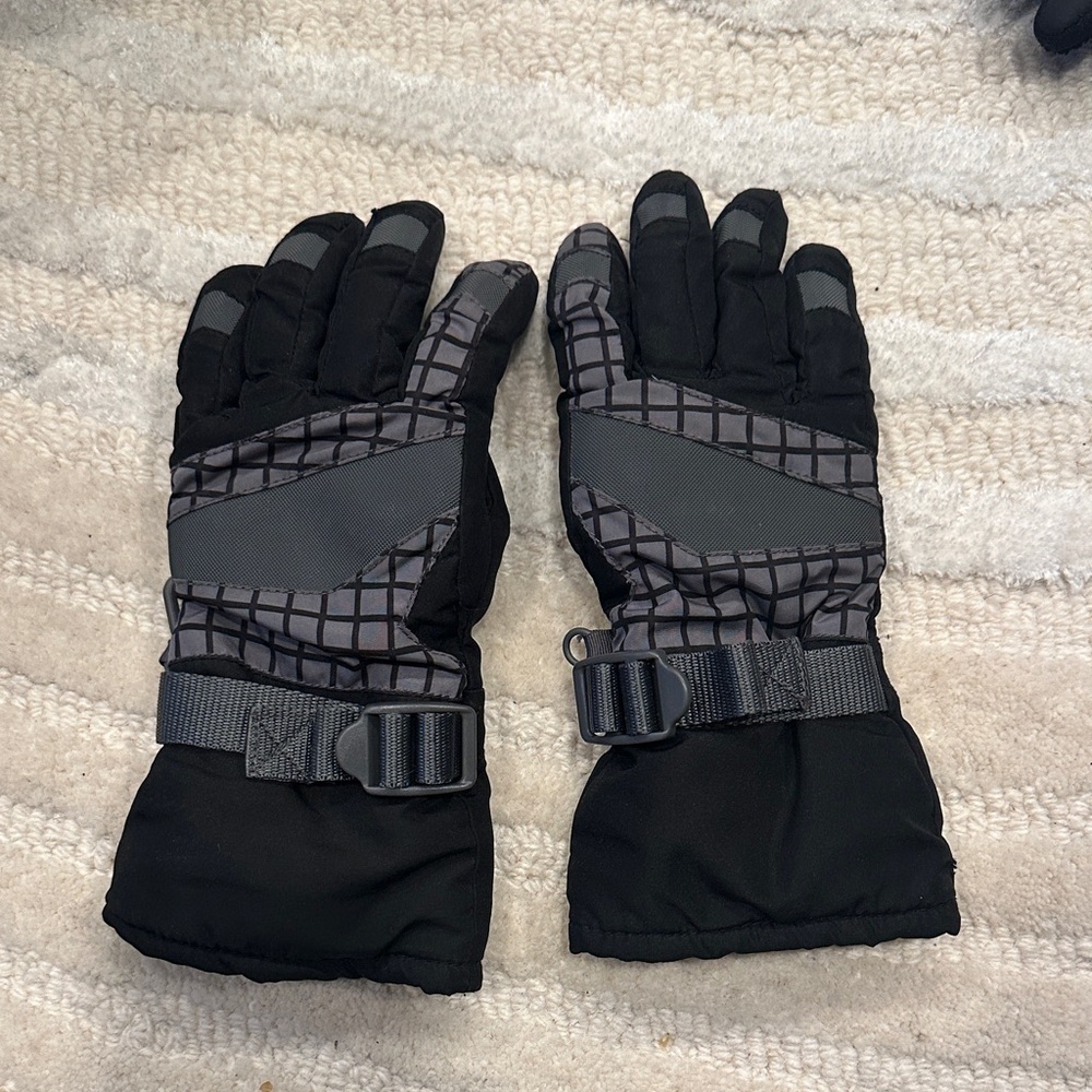 Old Navy Black and Gray Kids Mittens
